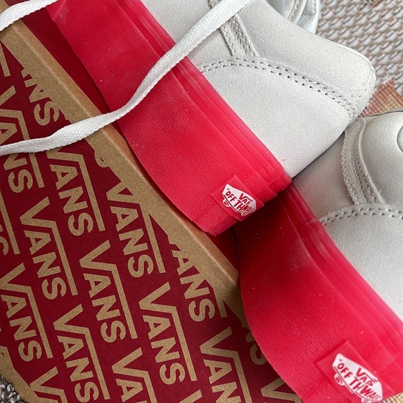 Vans WMNS Old Skool Stacked 
Suede Blanc De Blanc/Pink
VN0A7Q5MCCS
Platforms - Picture 15 of 16
